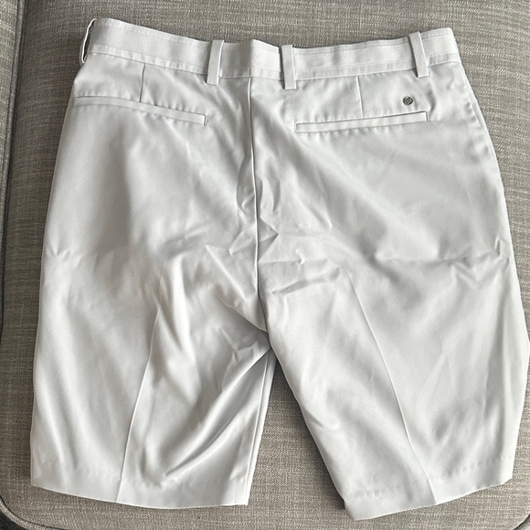G/FORE Men's Light Gray Flat Front Shorts - Picture 7 of 7